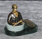 Бронзовый сувенир " Сантехник"